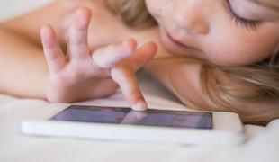 Kdaj otroku kupiti prvi mobitel in na kaj moramo pri tem paziti?