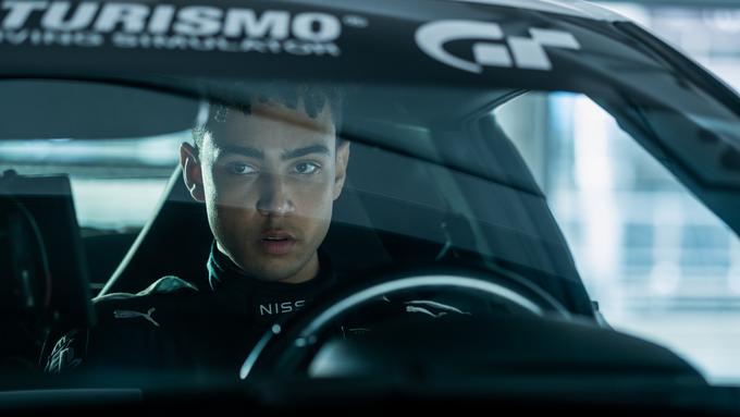 Film Gran Turismo v vzvratnem ogledalu opazuje druge igre, ki temeljijo na dirkaških in podobnih videoigrah. Predvsem obupen Need for Speed. | Foto: Con Film