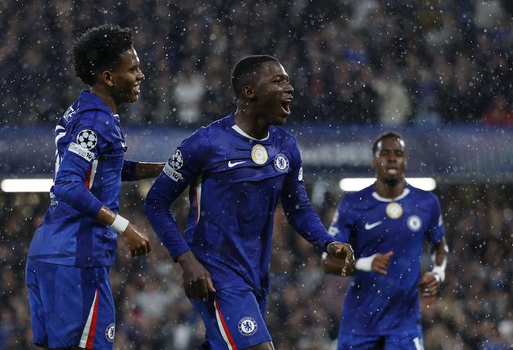 Moises Caicedo je v Londonu popeljal Chelsea v vodstvo z 2:0. Londončani imajo od 17. minute prednost igralca več, saj je pri Ajaxu prejel rdeči karton Kenneth Taylor. | Foto: Reuters