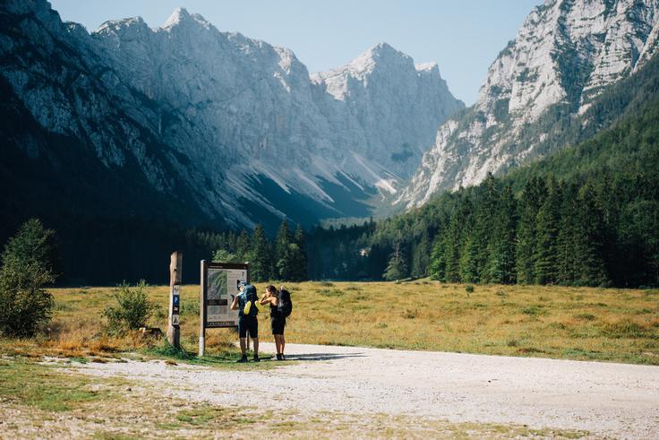 Ker so pohodniki v Triglavskem narodnem parku gostje občutljivega gorskega sveta, jih Katarina in Anja po potrebi prijazno spomnita na pravila, s katerimi ga pomagamo ohranjati. | Foto: Jan Lukanović