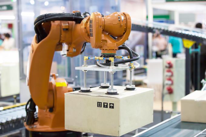 Agencija še navaja, da je robot pobiral škatle s papriko in jih prelagal na palete, ter dodaja, da ne gre za prvi takšen primer. Marca je 50-letnemu Južnemu Korejcu robot med delom v tovarni avtomobilskih delov povzročil resne poškodbe. Fotografija je simbolična.  | Foto: Shutterstock