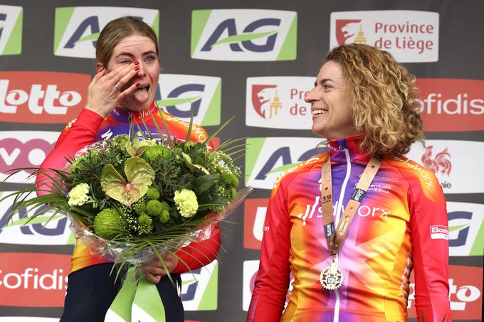 Marlen Reusser z ekipno kolegico Demi Vollering lani na zmagovalnem odru dirke Liege–Bastogne–Liege.  | Foto: Guliverimage