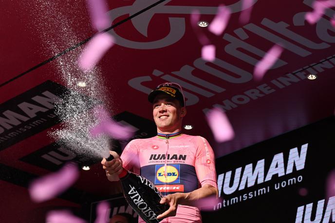 Mads Pedersen, Giro 2025 | Mads Pedersen je po kaotični etapi zadržal rožnato majico. | Foto Reuters
