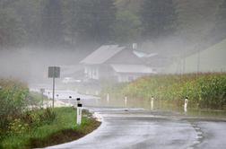 V Goriških Brdih deževnica zalivala ceste