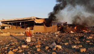 Novi nemiri: v raketnem napadu v Jemnu ubitih več deset jemenskih vojakov