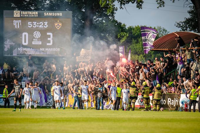 Mariborčani so imeli bučno podporo s tribun. | Foto: Blaž Weindorfer/Sportida