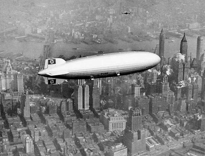 Prvi cepelin je poletel leta 1900. Cepelini so bili zaradi vodika zelo tvegani, leta 1937 se je tako pri pristajanju v ZDA vnel nemški potniški cepelin Hindenburg. Na fotografiji: cepelin Hindenburg leti nad New Yorkom tik pred nesrečo. | Foto: commons.wikimedia.org