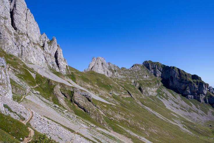 Pogled nazaj na Schäfler in stezo, po kateri se spuščamo. | Foto: Matej Podgoršek