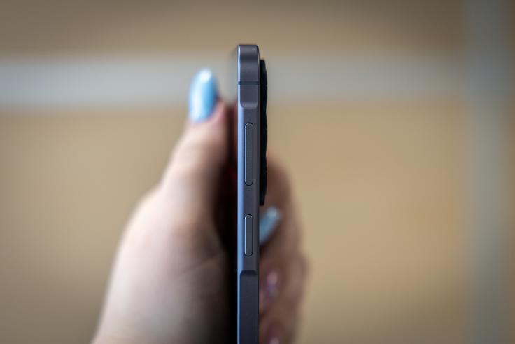 Kljub velikemu zaslonu ostaja ohišje tanko, debelo je 6,9 milimetra, in razmeroma lahko, saj bo tehtnica pokazala ne pretiranih 179 gramov. | Foto: Gaja Hanuna