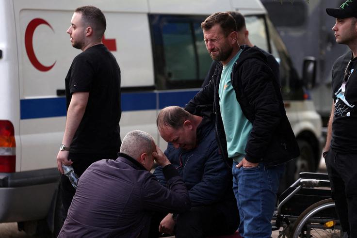 Starši ne dovolijo, da bi trupla otrok odpeljali v Skopje na obdukcijo. | Foto: Reuters