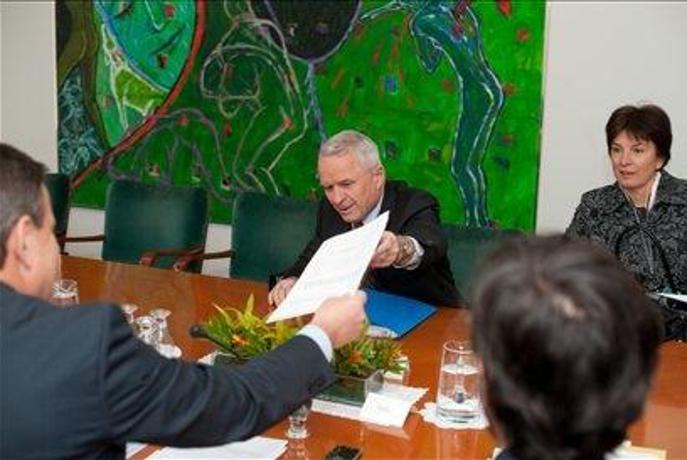 Pri dovoljenjih za prevzeme preveč formalizma
