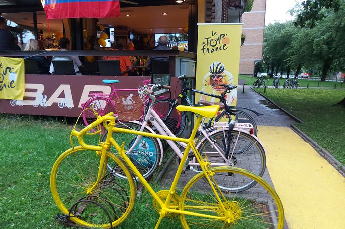 velo bar | Že na daleč se vidi, da Velo bar diha s kolesarjenjem. | Foto Boštjan Boh