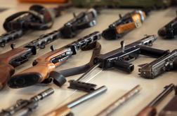 Ljudje so ročne bombe na policijo prinašali v trgovinskih vrečkah