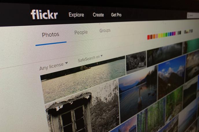 Flickr | Flickr je leta 2004 ustanovilo kanadsko podjetje Ludicorp, že leta 2005 pa ga je v odmevnem prevzemu pod streho vzel Yahoo!. Ta je lani propadel, kar je ostalo od njega, pa je prešlo v last ameriškega telekomunikacijskega giganta Verizon. Od tega je Flickr letos kupilo podjetje SmugMug, ki upravlja z istoimensko platformo za deljenje in shranjevanje fotografij. | Foto Matic Tomšič