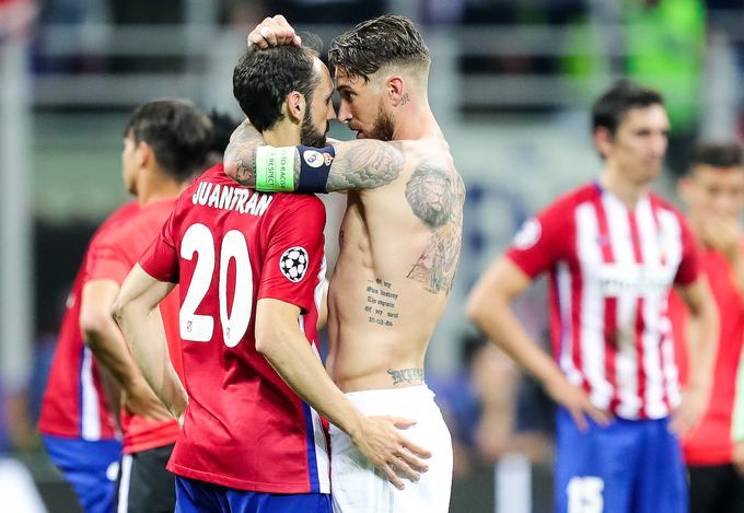 Tako je Juanfrana, ko je zapravil strel z bele točke v finalu lige prvakov, po porazu v Milanu lani tolažil kapetan Reala Sergio Ramos. | Foto: Vid Ponikvar