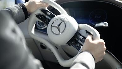 Uradno: tudi Mercedes z volanom, ki fizično ne bo povezan s kolesi #video
