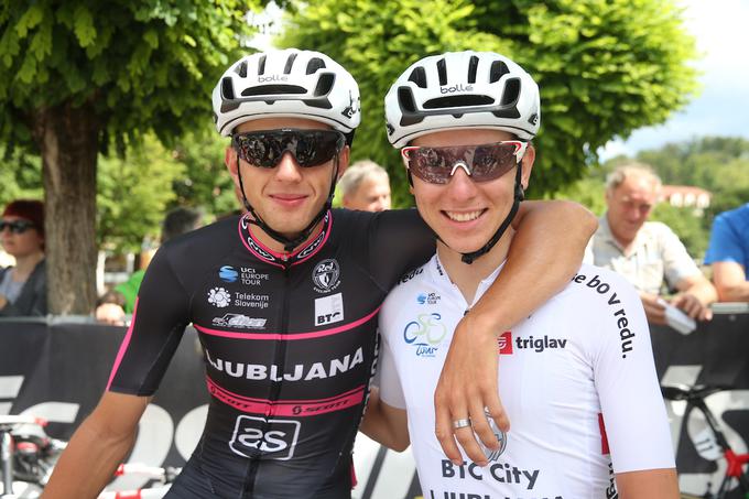 Po prvih dveh etapah je bil vodilni za belo majico (najboljši mlajši kolesar) klubski kolega Žiga Jerman, ki je bil na koncu vesel Tadejevega uspeha. | Foto: Vid Ponikvar