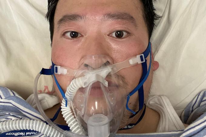 Li Wenliang v bolnišnici 3. februarja 2020. Fotografija je nastala štiri dni pred njegovo smrtjo. | Foto: Reuters