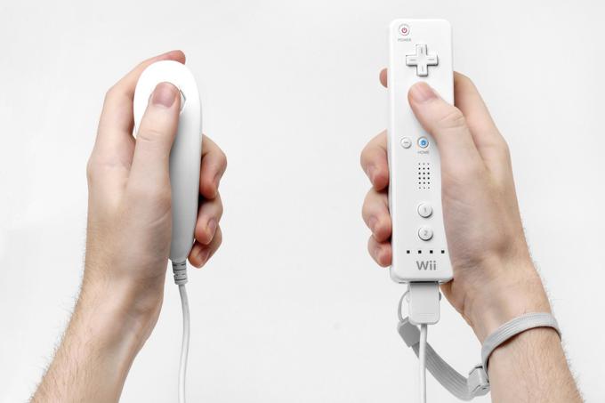 Čeprav je bil v obeh vgrajen merilec pospeška, je daljinec (desno) Nintendo poimenoval le enega od podaljškov konzole Wii, s katerima smo nadzorovali potek igre. Drugemu (levo) so pri Nintendu rekli nunčak.  | Foto: Thomas Hilmes/Wikimedia Commons