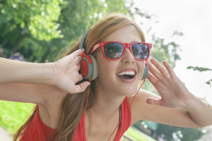  Tudi, če je zvok prijeten, lahko okvari sluh. Predvajalniki in slušalke, ki so stalno v ušesih, predstavljajo veliko tveganje za okvaro sluha. | Foto: Thinkstock