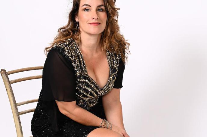 Ana Dežman, pevka | "Pesem je v bistvu prava pohodniška zgodba za vse zaljubljene pare. V njej se seveda najdem tudi jaz, lahko rečem, da mi je zelo blizu ta igriva, lirična vsebina, ko se dva človeka skozi kreg, konflikte in nesporazume še bolj povežeta, spoznata in ljubita." | Foto Urška Einhauer