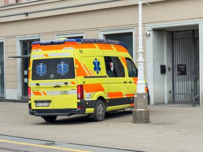 Tragedija pri sosedih: ženska skočila z zgradbe, v stanovanju našli mrtvo hčer