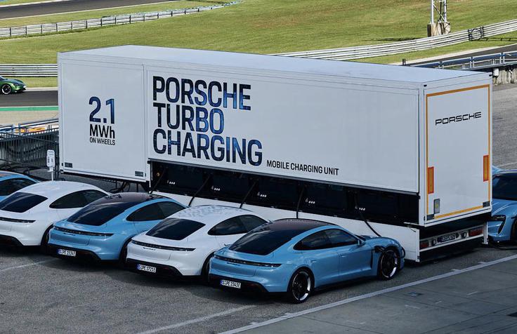 Energijo pridobiva tovornjak prek izmeničnega toka iz električnega omrežja. Tok nato pretvori v enosmernega in tak je nato na voljo za polnjenje avtomobilskih baterij. | Foto: Porsche