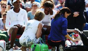 Prekinjen dvoboj: Serena Williams se je opotekala po igrišču (video)