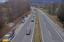 Nesreča na gorenjski avtocesti, povsod po cestišču so predmeti