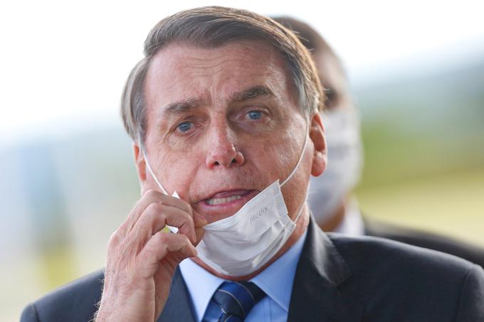 Čeprav brazilski predsednik Jair Bolsonaro v javnosti občasno nosi masko, pa državljanom stalno sporoča, da bo gospodarska škoda, ki bo nastala kot posledica pandemije, večja kot tista, ki jo bo neposredno povzročil covid-19. | Foto: Reuters