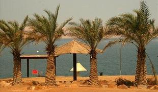 Mrtvo morje: branje v "vodnem naslanjaču"