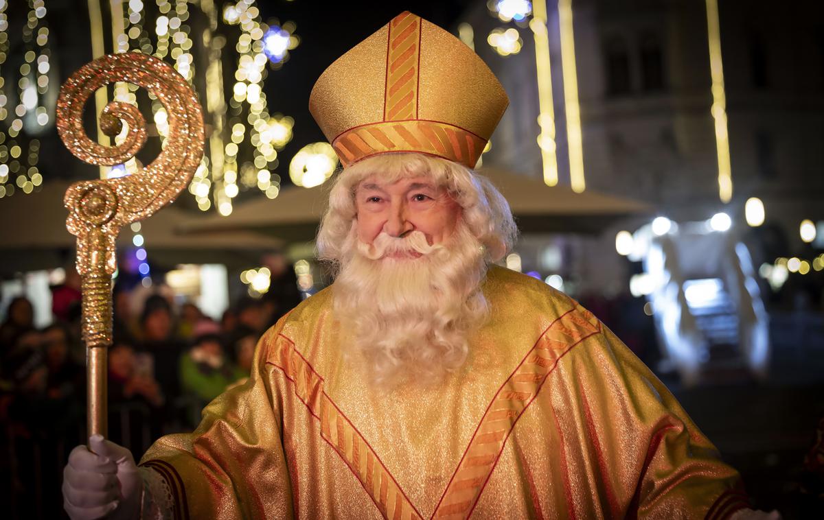 Miklavžev sprevod | V Ljubljani se bo Miklavž že po tradiciji v petek popoldne s tirno vzpenjačo spustil na Krekov trg, kjer ga bo pričakalo njegovo spremstvo – pravljična povorka parkljev, angelov in vragov. Skupaj se bodo odpravili do Prešernovega trga, kjer bo Miklavž nagovoril zbrane in teden dni po prižigu praznične osvetljave v Ljubljani simbolično odprl praznični december v prestolnici. | Foto Ana Kovač