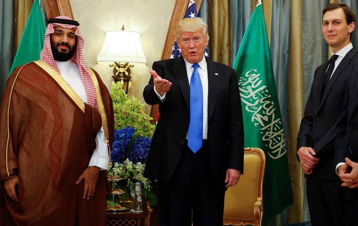 Savdski kralj Salman, ameriški predsednik Donald Trump in | Savdski prestolonaslednik Mohamed bin Salman, ameriški predsednik Donald Trump in njegov zet Jared Kushner na srečanju v Ritz Carlton Hotelu v Riadu lani maja.