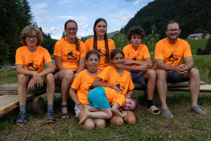Martin, vodnica Bojana, Zara, Svit, vodja Janez ter v spodnji vrsti Brina, Neja in najmlajša Tinkara | Foto: Matej Podgoršek