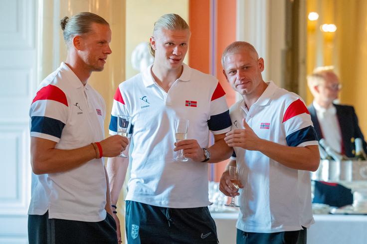 Erling Haaland se je udeležil sprejema pri kralju, praznovanje z navijači pa zaradi počitniških načrtov izpustil. Norvežani so se v domovino vrnili z večurno zamudo. | Foto: Reuters