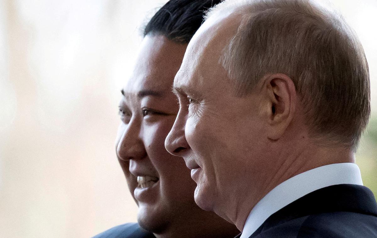 Kim Jong Un, Vladimir Putin | Putin in Kim sta se v Vladivostoku srečala že leta 2019, kar je bilo prvo in edino potovanje severnokorejskega voditelja v Rusijo doslej. Od začetka pandemije covida-19 svoje države domnevno ni sploh zapustil. | Foto Reuters