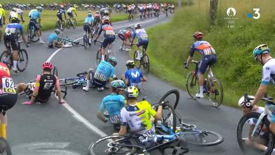 Množičen padec prekinil dirko po Dofineji, na tleh tudi Roglič in Evenepoel #video