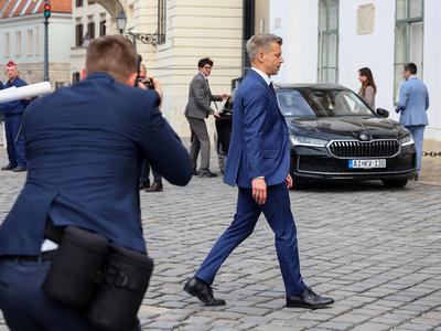 Peter Magyar predsedniško palačo zapustil vidno razburjen