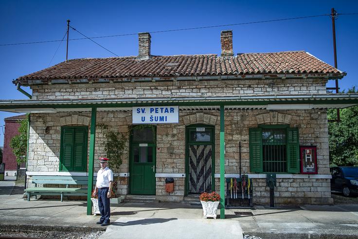 Na hrvaški strani istrske proge so še vedno mehanske kretnice, do katerih se kretničar vozi s kolesom. | Foto: Ana Kovač