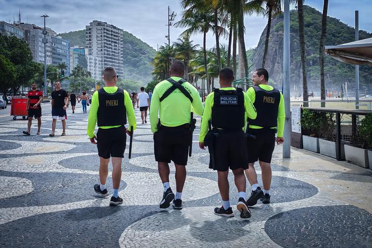 V Riu de Janeiru smo bili le teden dni po najsmrtonosnejši policijski operaciji v zgodovini Brazilije, v kateri je umrlo 121 ljudi, zato je bilo vzdolž Copacabane opaziti povečano število policistov. Na vsakih deset metrov so v tropih stali na Copacabani in skrbeli za varnost. | Foto: K. M.