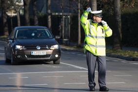 Ko policist stopi v križišče: žvižgi piščalke, nato zmeda, zvok zavor … 