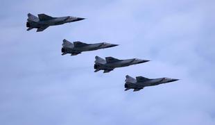 Nato pred dilemo: kako odgovoriti na ruske kršitve zračnega prostora?