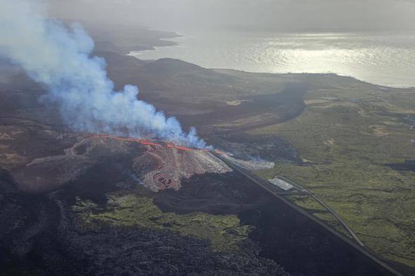 Islandski vulkan bruha lavo in dim #video
