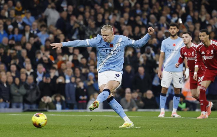 Erling Haaland je v 13,. minuti derbija na Etihadu zastreljal enajstmetrovko, napako pa popravil 16 minut kasneje z golom za vodstvo z 1:0. | Foto: Reuters