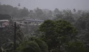 Fidži prizadel močan tropski vihar (video)