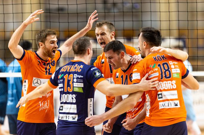 1. DOL: ACH Volley - Calcit Volley | Odbojkarji ACH Volley Ljubljana, ki branijo lovoriko, so si že zagotovili napredovanje v polfinale. Danes so v domačem Tivoliju s 3:0 premagali še avstrijske sosede na lestvici. | Foto Matic Klanšek Velej/Sportida