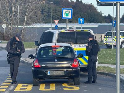 Policija izvaja večjo akcijo, neuradno zaradi streljanja