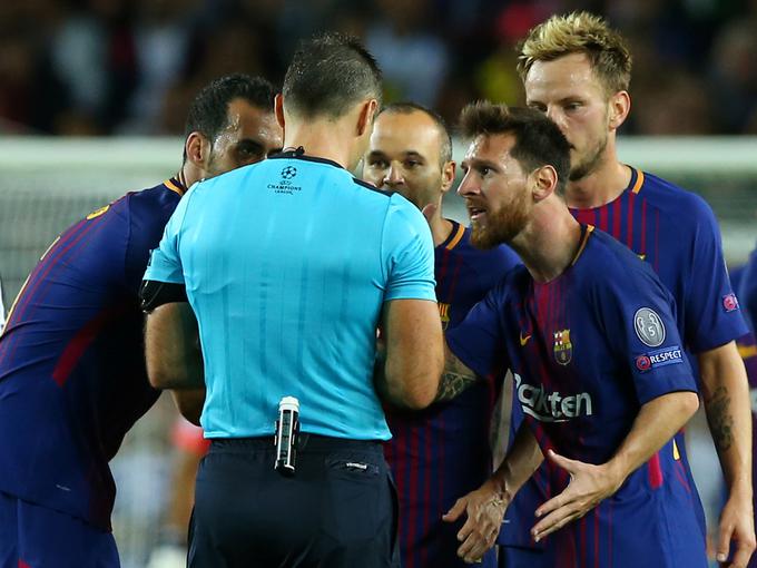 Messi in njegovi soigralci so bili nezadovoljni z odločitvijo slovenskega sodnika. | Foto: Reuters