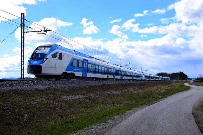 Enopodni elektro vlak Flirt DSC_2771_1200 | Načrtovana prostorska ureditev od Ljubljane do Kranja obsega nadgradnjo dela gorenjske proge v dolžini približno 30 kilometrov. | Foto SŽ, d.o.o.