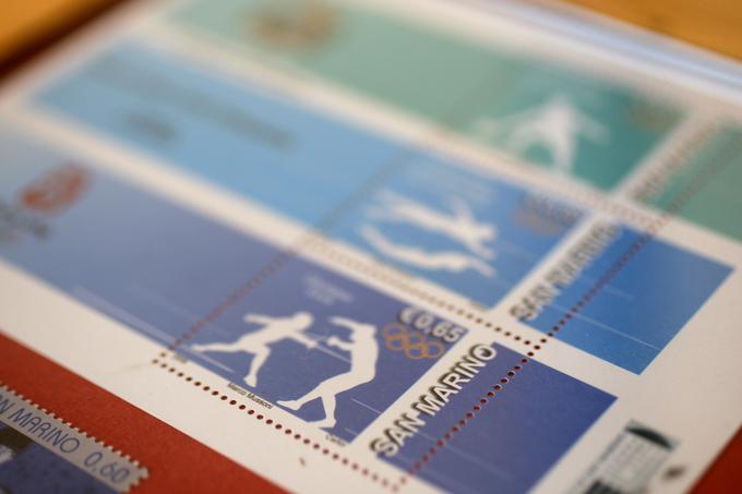 Denar v najstarejšo republiko na svetu priteka tudi s prodajo sanmarinskih poštnih znamk, ki jih prodajajo vnetim zbirateljem. | Foto: Reuters